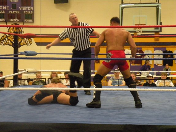  The Refs eyes says it all in this picture as Anthony works over Jones (Photo Credit: Brian “Flair” Kelley) 