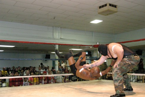 The Big Texan shows his power to shaft early in the match. (Photo Credit by Mike Van Hoogstratt)