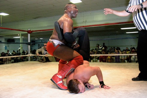 Arguably the two best at MMWA-SICW, Jackson looks to submit Vaughn (Photo Credit by Mike Van Hoogstratt)