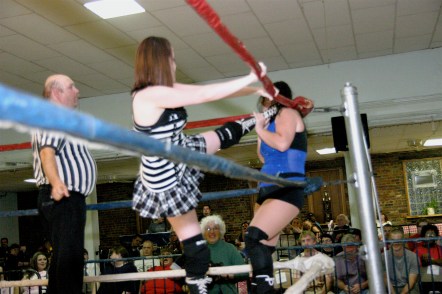 Destiny Diamond goes for the title. (Photo Credit Mike Van Hoogstrat)