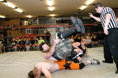 Neil Diamond Cutter and his Hooligan brother double teams Gary J (Photo Credit Michael R Van Hoogstraat)