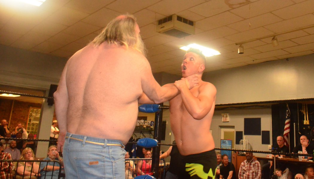 Moondog Rover chokes Ace Hawkins